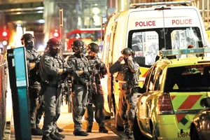 Lực lượng chống khủng bố được triển khai dày đặc sau vụ xe tải lao vào đám đông trên cầu London 