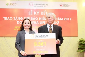 Bà Nguyễn Nhã Ngọc Trâm Anh, Phó Tổng giám đốc  Điều hành Công ty TNHH Bảo hiểm Hanwha Life Việt Nam,  tặng thẻ BHYT cho Hội Bảo trợ bệnh nhân nghèo TPHCM năm 2017