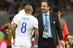 HLV Pizzi (phải) hài lòng về màn trình diễn của Chile.