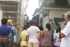 Nhiều người dân hiếu kỳ tập trung nơi hiện trường