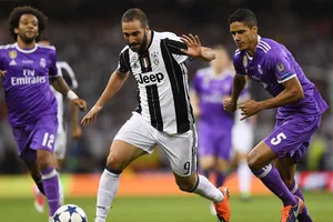Gonzalo Higuain (giữa, Juventus) trong trận chung kết Champions League với Real Madrid.