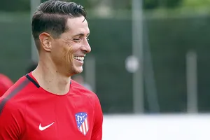 Nụ cười Torres sau khi gia hạn hợp đồng với Atletico.