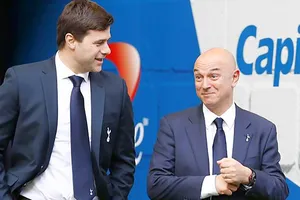 HLV Pochettino nhiều lần không hài lòng về cách làm của Chủ tịch Daniel Levy (phải)