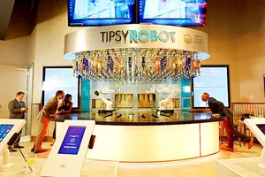 Robot pha chế cocktail hút khách ở Las Vegas