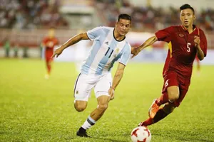  Đoàn Văn Hậu (phải) trong màu áo U20 Việt Nam gặp U20 Argentina.
