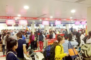 Hành khách bị ùn ứ tại quầy làm thủ tục. Ảnh: THANH HẢI
