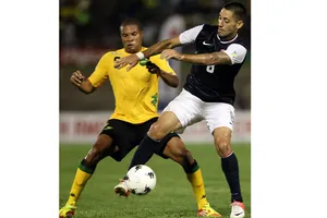 Mỹ (phải) sẽ rất vất vả nếu muốn vượt qua Jamaica.