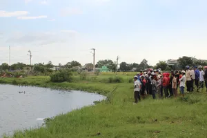 Thi thể người đàn ông nổi trên mặt hồ