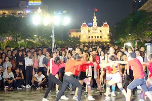 Giới trẻ hào hứng với các tiết mục biểu diễn  tại phố đi bộ Nguyễn Huệ