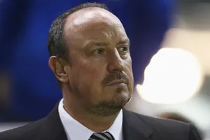 HLV Benitez lại gặp khó khăn từ giới chủ.