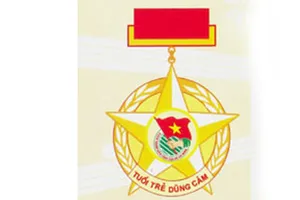 Truy tặng Huy hiệu “Tuổi trẻ dũng cảm” cho cán bộ giao thông Nghệ An