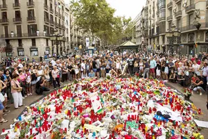 Tưởng niệm nạn nhân vu tấn công khủng bố phố đi bộ Las Ramblas ở Barcelona, Tây Ban Nha, ngày 19-8-2017. Ảnh: AP