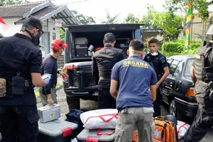 Cảnh sát chống khủng bố Indonesia thu giữ tang vật tại căn nhà chế bom bẩn khủng bố ở Bandung, Tây Java,  ngày 15-8-2017. Ảnh: ANTARA