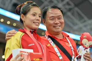 HLV Vũ Ngọc Lợi mừng công cùng học trò Nguyễn Thị Huyền. Ảnh: T.L