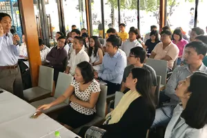 Ông Chu Bá Long (đứng) trao đổi, cung cấp thông tin với các doanh nghiệp khoa học công nghệ,  đổi mới sáng tạo và các dự án startup   