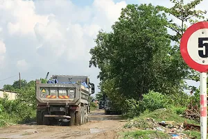 Tan nát đường đê bờ hữu sông Sài Gòn