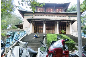  Bãi xe của Thảo Cầm viên án ngữ ngay cửa chính Đền thờ Hùng Vương                                                                                                                                                                           Ảnh: DŨNG PHƯƠNG