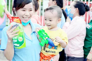 Người dân nhận quà từ hành trình xuyên Việt của chuyến xe Co.opmart