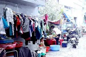 Vì nhà quá nhỏ, hầu hết vật dụng và mọi sinh hoạt thường ngày của người dân hẻm 24 Thủ Khoa Huân  đều diễn ra ngay ở lòng hẻm