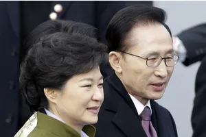 2 cựu Tổng thống Hàn Quốc Park Geun-hye (trái) và Lee Myung-bak bị kiện vì lập danh sách đen. Ảnh: AP