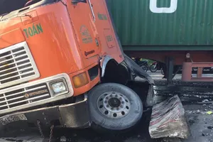 Xe container cày nát gần 50m dải phân cách, giao thông ùn ứ