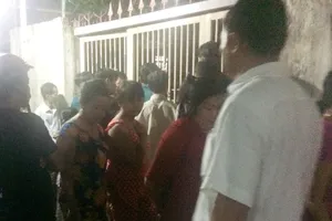 Người dân địa phương hiếu kì theo dõi vụ việc