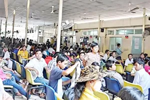 Quá tải bệnh nhân đến khám bệnh tại Bệnh viện Ung bướu TPHCM.