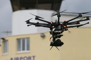 Drone ngày càng phổ biến gây nhiều quan ngại an toàn hàng không. Ảnh minh họa