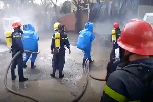 Lực lượng chức năng tại hiện trường xử lý vụ rò rỉ khí NH3  xảy ra vào ngày 10-10