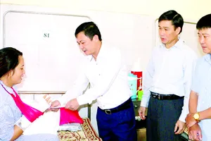 Lãnh đạo Sở Y tế Hà Tĩnh thăm hỏi chị Trần Thị Thanh Hải, Trạm phó Trạm Y tế xã Hương Long, huyện Hương Khê, tỉnh Hà Tĩnh bị chém 