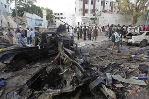 Quả bom xe nổ tung trước khách sạn Nasa-Hablod ở Mogadishu, Somalia, ngày 28-10-2017, gây thiệt hại nặng cho khách sạn và các tòa nhà lân cận. Ảnh: AP