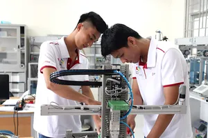 Học viên Trường Trung cấp nghề Kỹ thuật công nghệ   Hùng Vương trong giờ thực hành