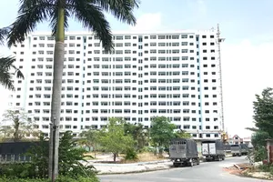 Chung cư 584 đang bị BIDV rao phát mãi         Ảnh: LƯƠNG THIỆN