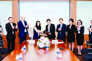 Đại diện công ty Đại Quang Minh và Trường VAS ký kết hợp đồng cho thuê cơ sở giáo dục  tại Khu đô thị Sala