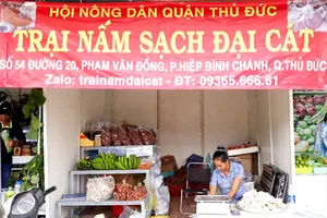 Chị Lê Thị Vịnh tham gia gian hàng nấm sạch  ở Phiên chợ nông sản lần 2-2017,  tại Công viên Làng Hoa - Gò Vấp