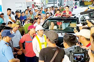 Cảnh hỗn loạn tại trạm BOT Cai Lậy chiều ngày 30-11            .    Ảnh: TRẦN DUY