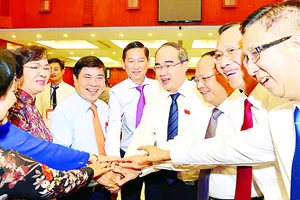 Bí thư Thành ủy TPHCM Nguyễn Thiện Nhân cùng các đồng chí lãnh đạo TPHCM  tại phiên bế mạc                                                                                  Ảnh: VIỆT DŨNG