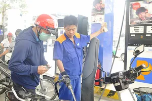 Khách hàng đổ xăng E5 RON 92 ở TPHCM                        Ảnh: CAO THĂNG