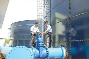 Nhân viên Sawaco kiểm tra hệ thống cấp nước. Ảnh: T.L