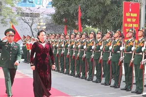 Chủ tịch Quốc hội Nguyễn Thị Kim Ngân thăm Bộ Tư lệnh Thủ đô Hà Nội 