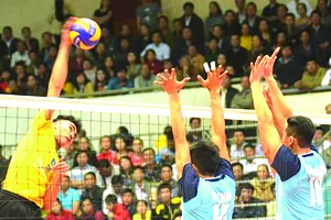 Chủ công Từ Thanh Thuận (bìa trái) được chọn là VĐV xuất sắc toàn diện của giải