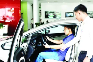 Người dân tìm hiểu, chọn mua ô tô tại một cửa hàng ở TPHCM.  Ảnh: CAO THĂNG