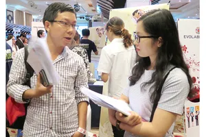 Người lao động tìm kiếm cơ hội việc làm trong dịp được kết nối với doanh nghiệp