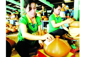 Sản xuất hàng thủ công mỹ nghệ xuất khẩu.  Ảnh: CAO THĂNG