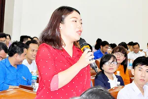 Chị Đào Thị Nga, Ban Quản lý An toàn thực phẩm TP, bày tỏ hiện nay chị vẫn còn “sống bám” vào gia đình và mong muốn sớm sống được bằng lương     Ảnh: KIỀU PHONG