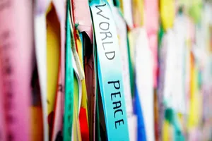 Những dải ruy băng ghi thông điệp hy vọng về một bán đảo Triều Tiên hòa bình  được gắn trên hàng rào tại thành phố Paju, cửa ngõ dẫn vào làng đình chiến Panmunjom