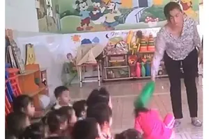 Bảo mẫu Lớp nhà trẻ Mầm Xanh, quận 12 đánh đập trẻ. Ảnh cắt từ clip.