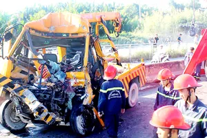 Hiện trường  vụ TNGT  thảm khốc  giữa xe  cứu hộ và  xe container  xảy ra  trên cầu  Phú Mỹ  mới đây,  làm 3 người  chết