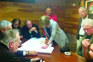 Các nhà thơ của 4 quốc gia soạn thảo bức thư gửi Tổng thống Mỹ