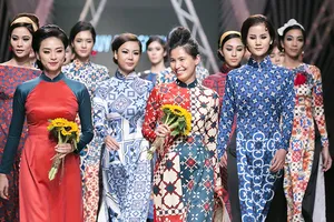 Trình diễn áo dài của nhà thiết kế Thủy Nguyễn tại Vietnam International Fashion Week Thu Đông 2017